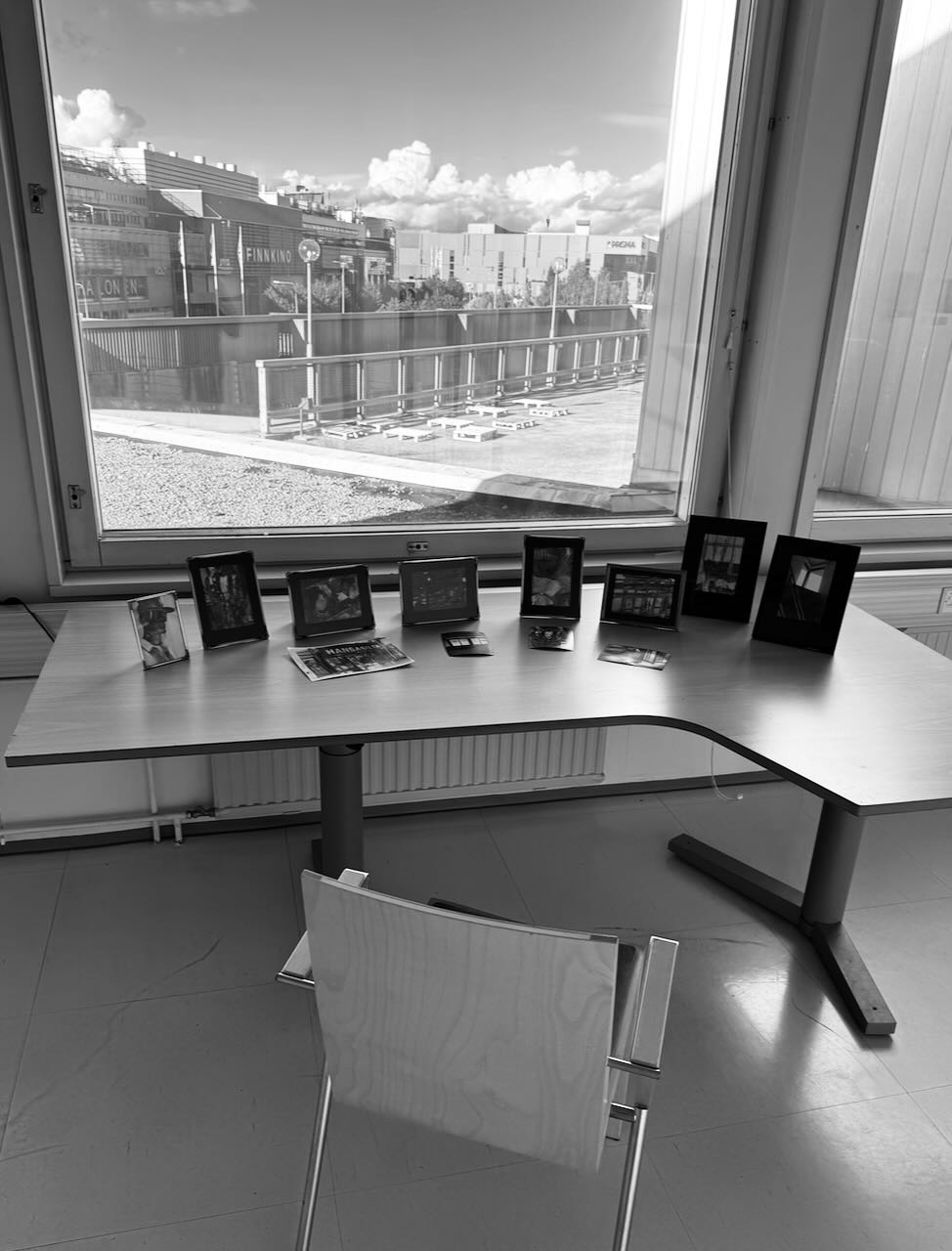 Table installation with prints