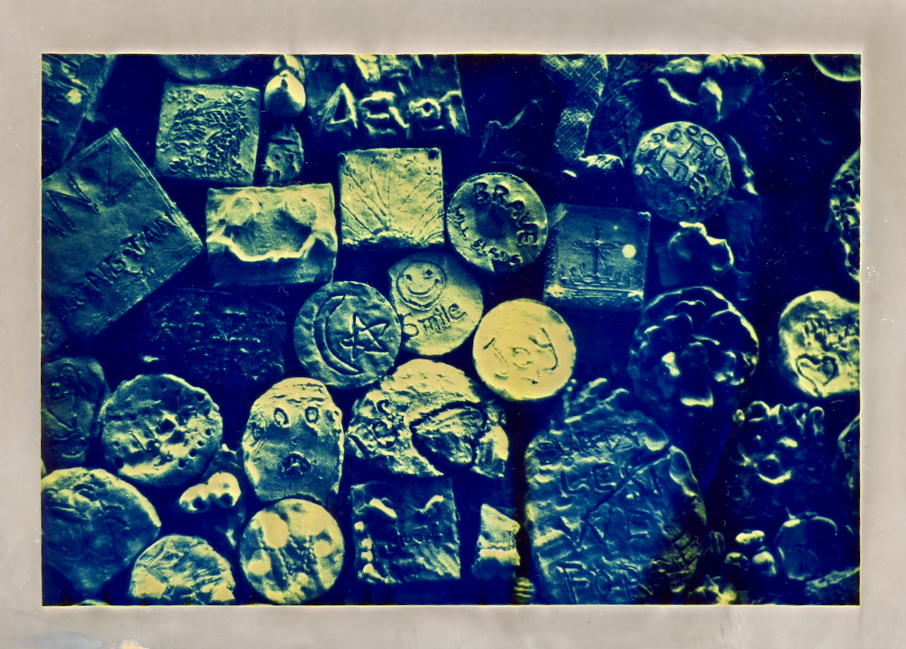 The same clay tokens on RA-4 paper developed in RA-4 chemistry, intense blue and yellow